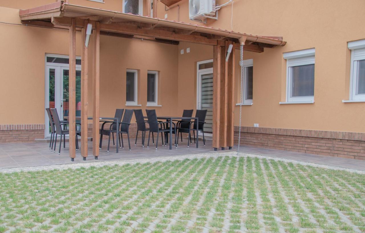 Oros House Apartmanhaz Orosháza Exteriör bild